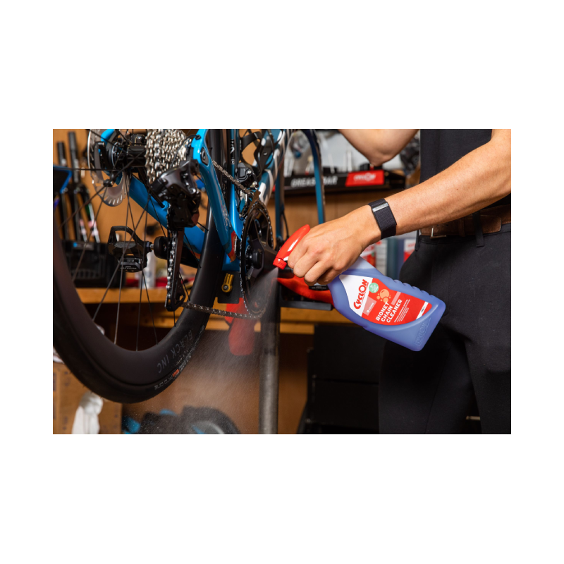 CyclOn Bionet Chain Cleaner lifestyle picture- bicyquel _