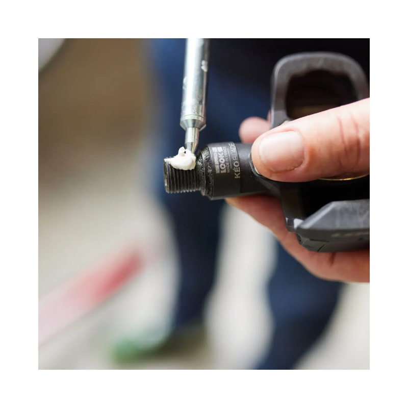 CyclOn Grease Gun closeup application  bicyquel _